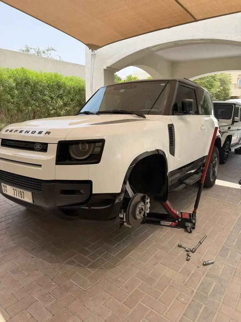 Land Rover Defender receiving a mobile tyre replacement